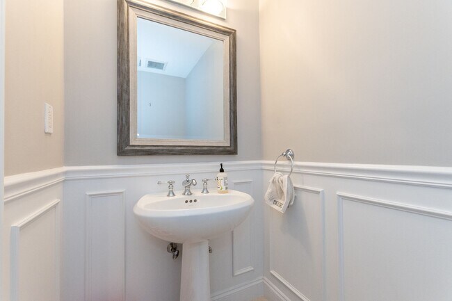 Building Photo - Amazing Brookline 3 bed 2.5 bath....