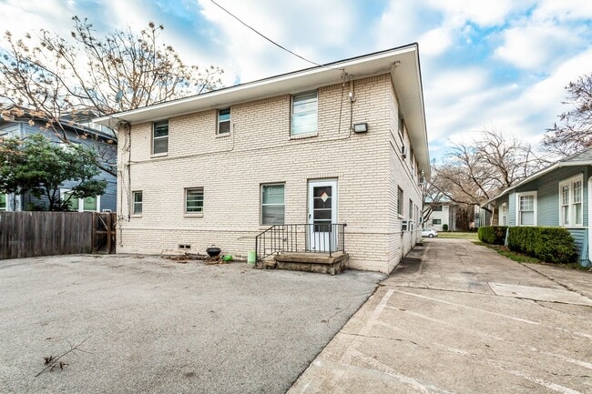 Building Photo - 1 Bedroom, 1 Bath Apartment in historic Munger Place!