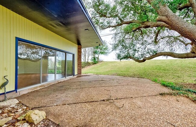 Building Photo - 4600 Lakeshore Dr