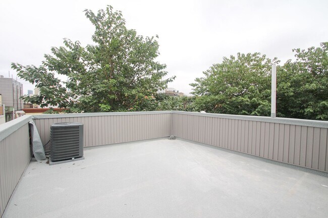 Building Photo - Large Point Breeze Home