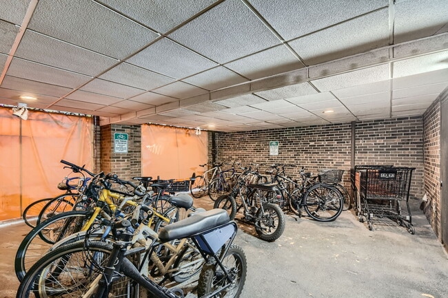 Building Photo - 644 W Arlington Pl