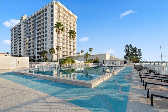 Building Photo - 100 Pierce St