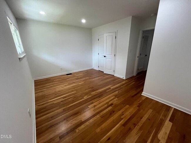 Building Photo - Five Point's hidden 2 Bed 1.5 Bath gem