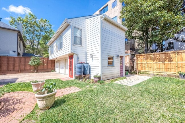 Building Photo - 1558 1/2 Castle Ct