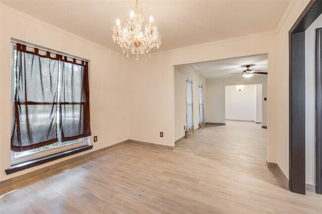 Building Photo - 2004 Sleepy Hollow Dr