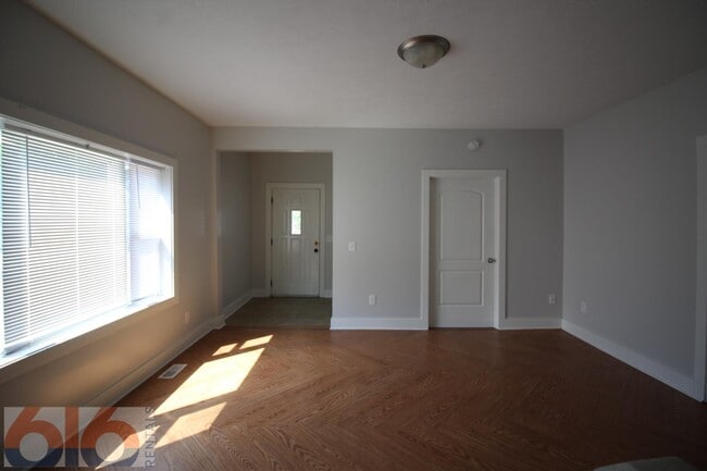 Building Photo - 858 Dayton St SW