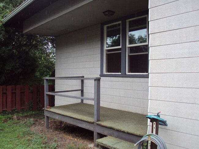 Building Photo - 216 3rd St