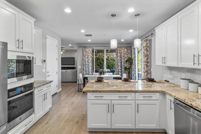 Building Photo - 1063 N 70th Way