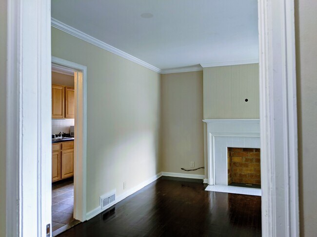 Building Photo - Charming 1 Bedroom Duplex in Buckhead!