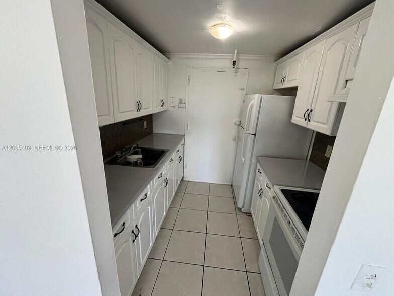 Building Photo - 2075 NE 164th St