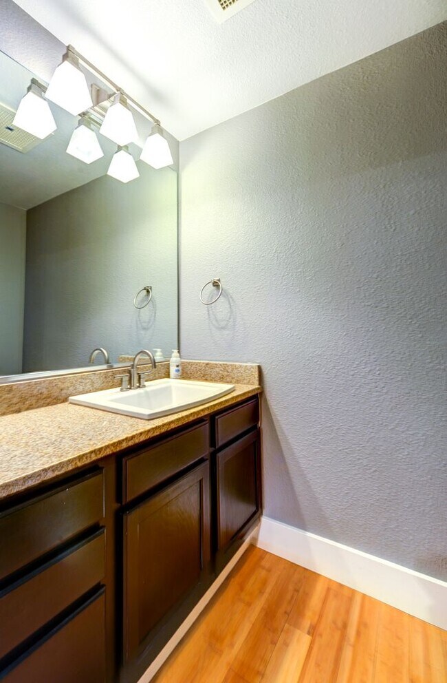 Building Photo - Modern 2-Bedroom Condo in LoHi