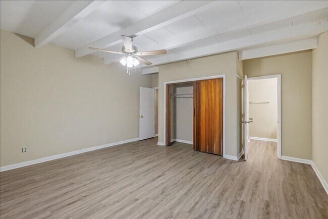 Building Photo - 207 Iris Cir