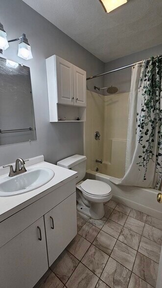 Building Photo - 73 River St