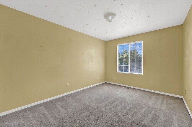 Building Photo - Beautifully Updated 4-Bedroom Home in Syracuse!