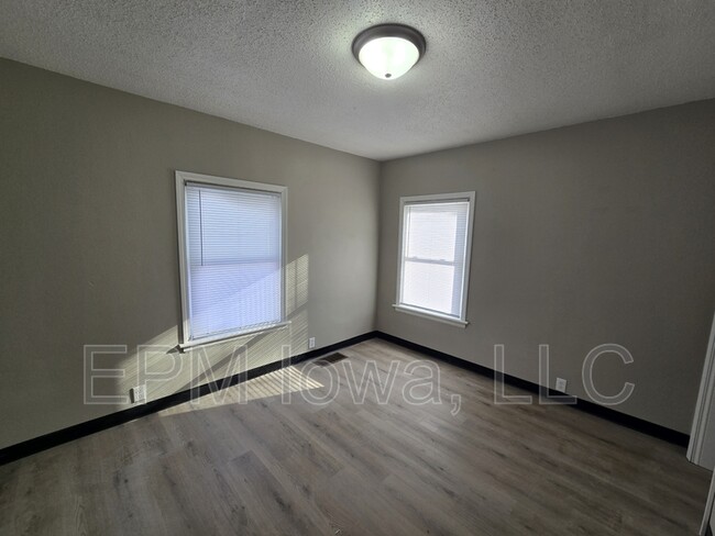 Building Photo - 1123 N Barclay St