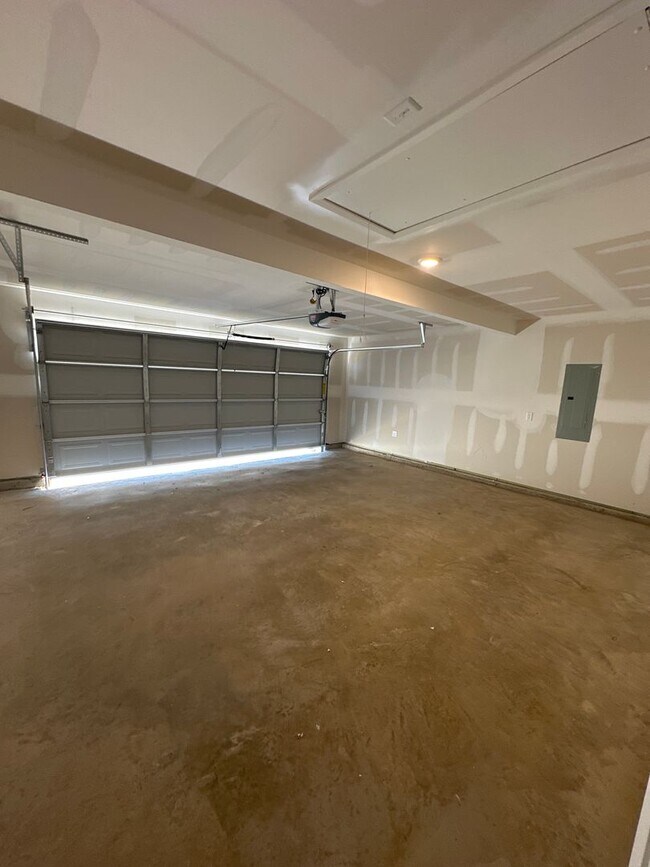 Building Photo - *Pre-leasing* NEWER Three Bedroom | Two Ba...