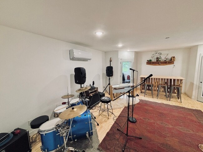 Building Photo - Rare Minnehaha Parkway rental under 5k! Be...