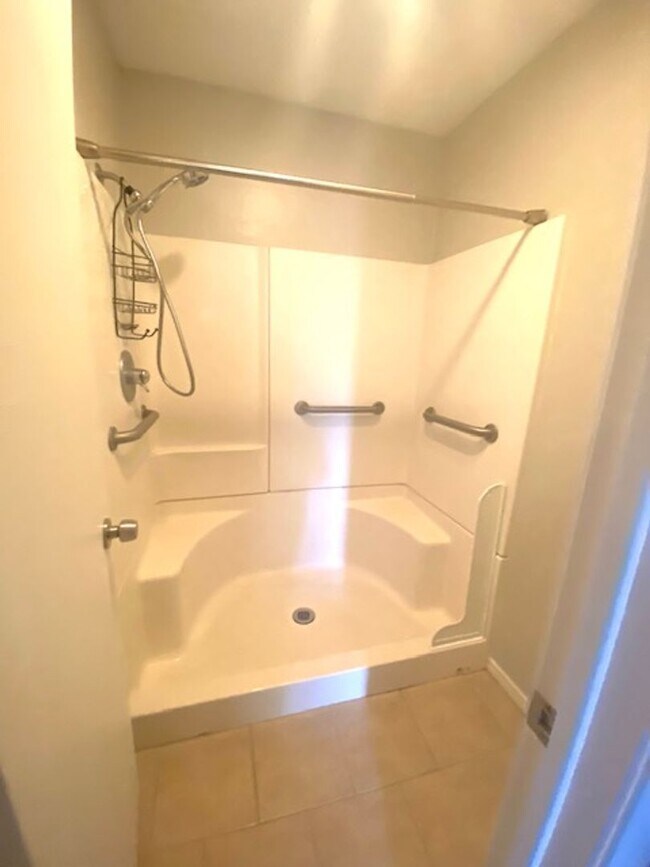 Building Photo - 2 Bedroom Townhouse near Tennis Center