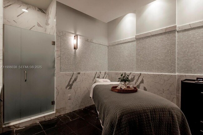 Building Photo - 5959 Collins Ave