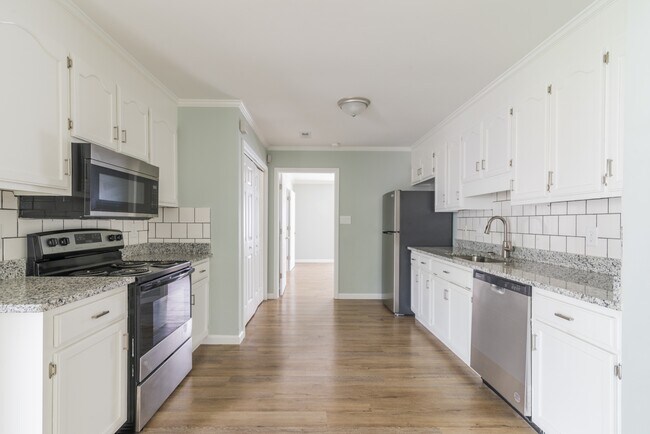 Building Photo - 578 Tryon Pl