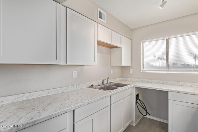 Building Photo - 7144 N 66th Dr