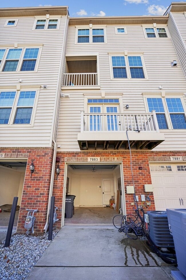 Building Photo - Stunning 2-Level Townhouse Condo in Sought...