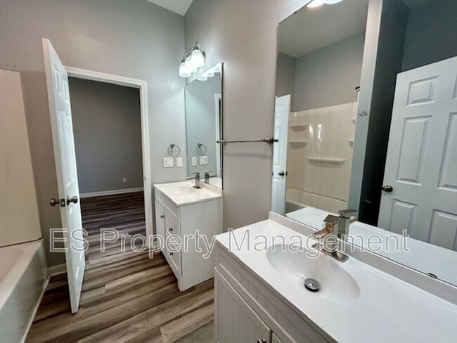 Building Photo - 838 N Temple Ave