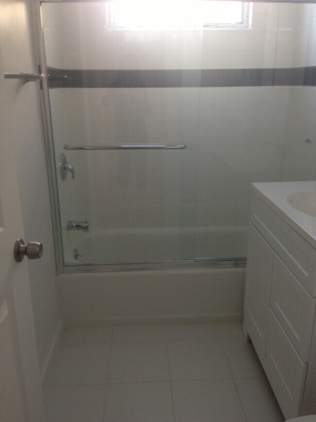 Building Photo - 128 S Hayworth Ave