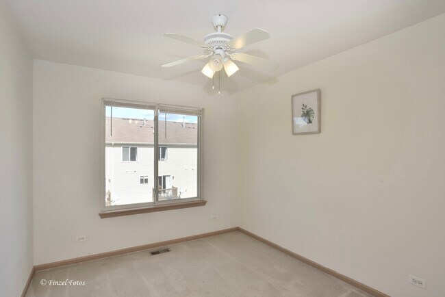 Building Photo - 923 Emerald Dr