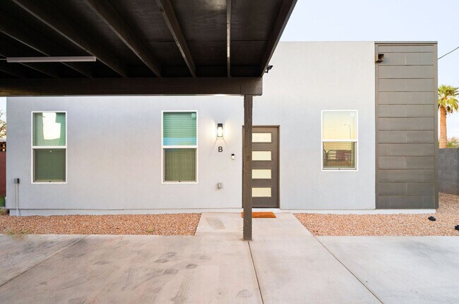 Building Photo - 3806 E Polk St