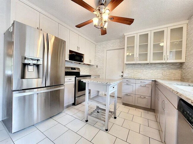 Building Photo - Cozy 3 Bed, 1.5 Bath Rental with Garage an...