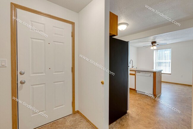 Building Photo - Spacious Pet-Friendly Ground Level Unit w/ Parking Included!