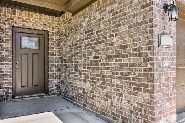 Building Photo - 3510 Oleander Ave