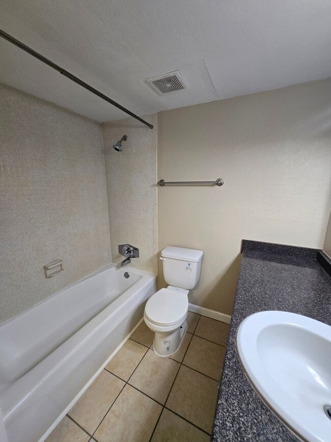 Building Photo - 2 bedroom, 2 bath/1st Floor Unit in Hawthorne Reserve
