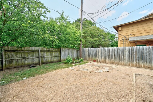 Building Photo - 2617 Ektom Dr