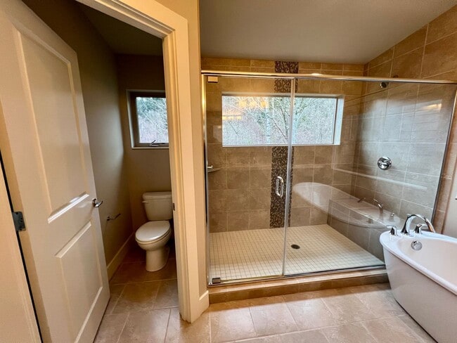 Building Photo - Newcastle Home