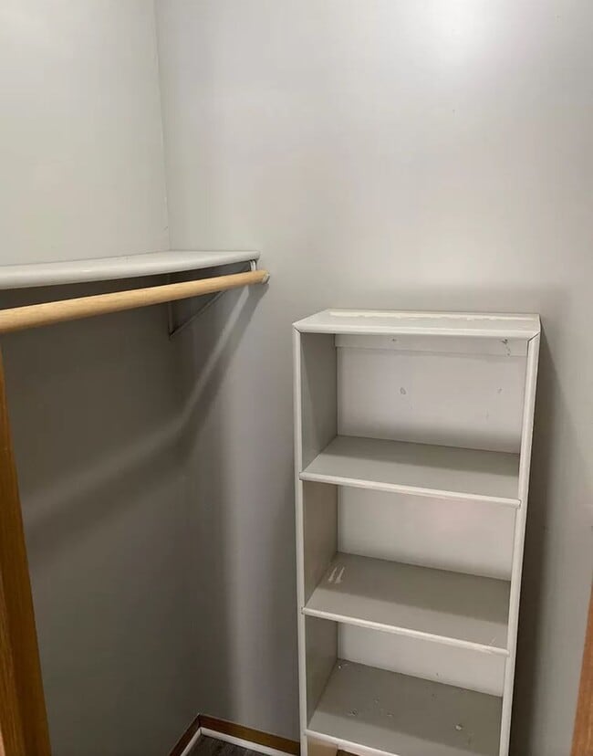 Building Photo - 2 Bedroom / 1.5 Bathroom Townhouse w/ Fenc...