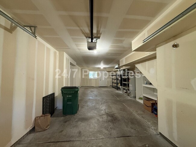 Building Photo - Cozy and Spacious Townhome w/ Deck & Balco...
