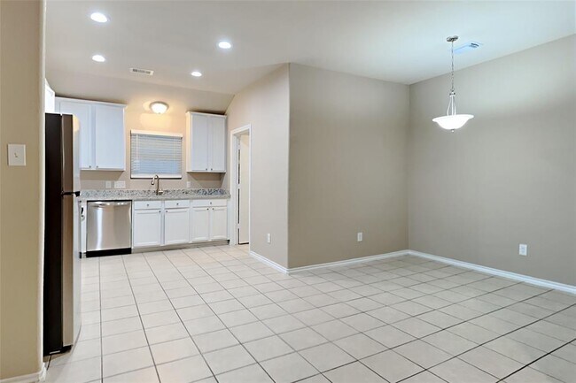 Building Photo - 804 Lovebug Ln