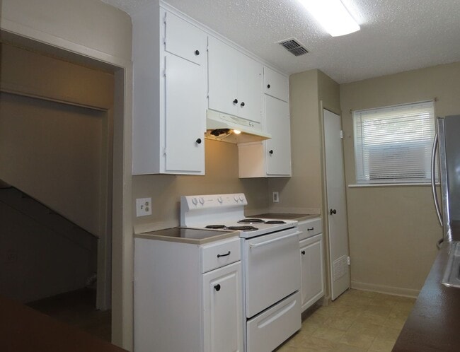 Building Photo - Quaint 2 Bedroom 1.5 Bath in a Country Set...