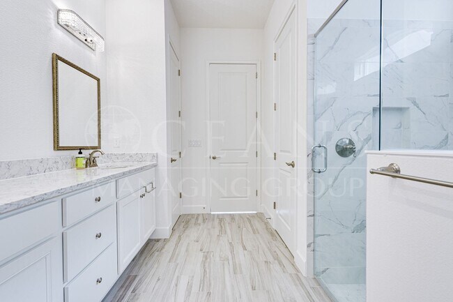 Building Photo - Luxurious 3-Bedroom Home Backing to a Natu...