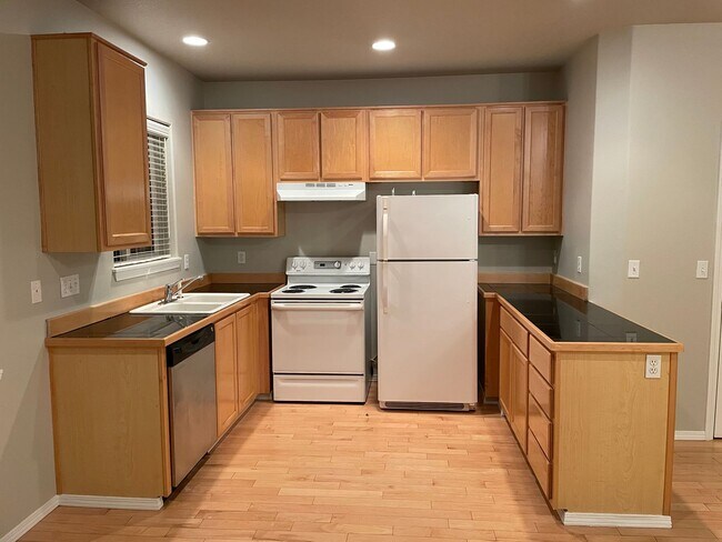 Building Photo - Beautiful 2Bd/2Ba Townhome in Notting Hill...