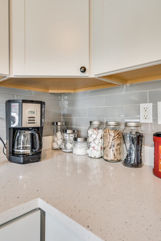 Building Photo - 2265 Columbia Dr