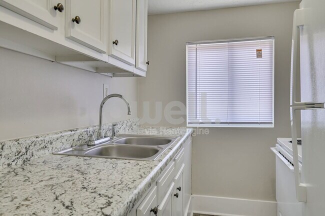 Building Photo - 1927 Central Ave