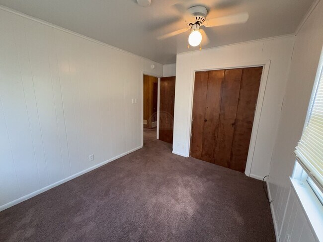 Building Photo - 906 Jefferis Ave