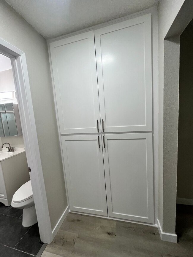 Building Photo - MOVE IN SPECIAL*$500 OFF 2ND MONTHS RENT*SPACIOUS 1 BEDROOM 1 BATH DOWNSTAIRS