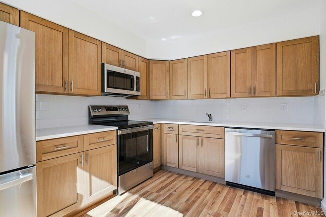 Building Photo - 35 Yennicock Ave