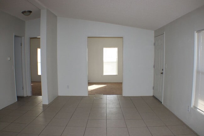 Building Photo - Spacious 3-Bed, 2-Bath Mobile Home in California City – Convenient & Cozy!