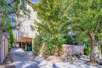 Building Photo - 3Bd/3.5Ba Seattle Townhouse