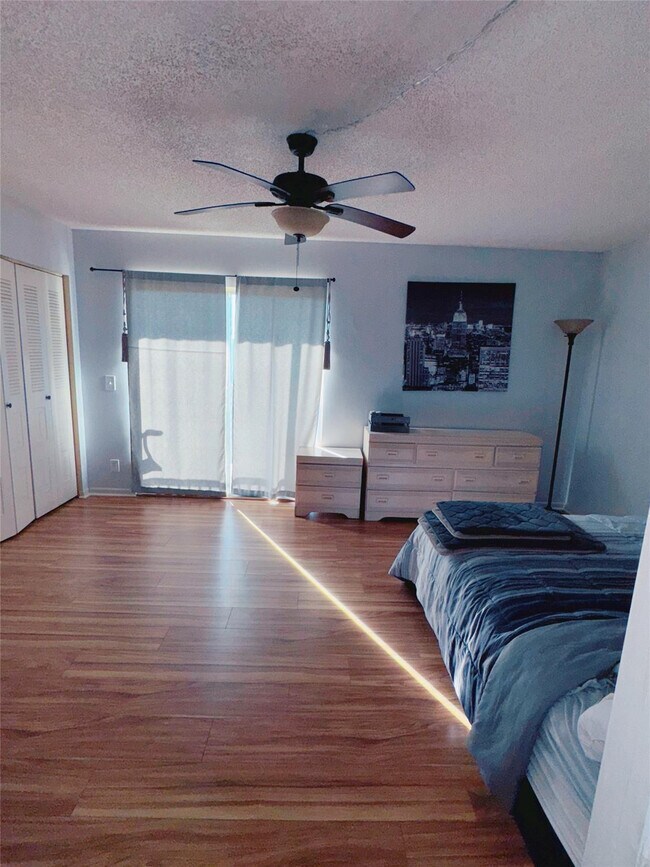 Building Photo - 13250 SW 4th Ct